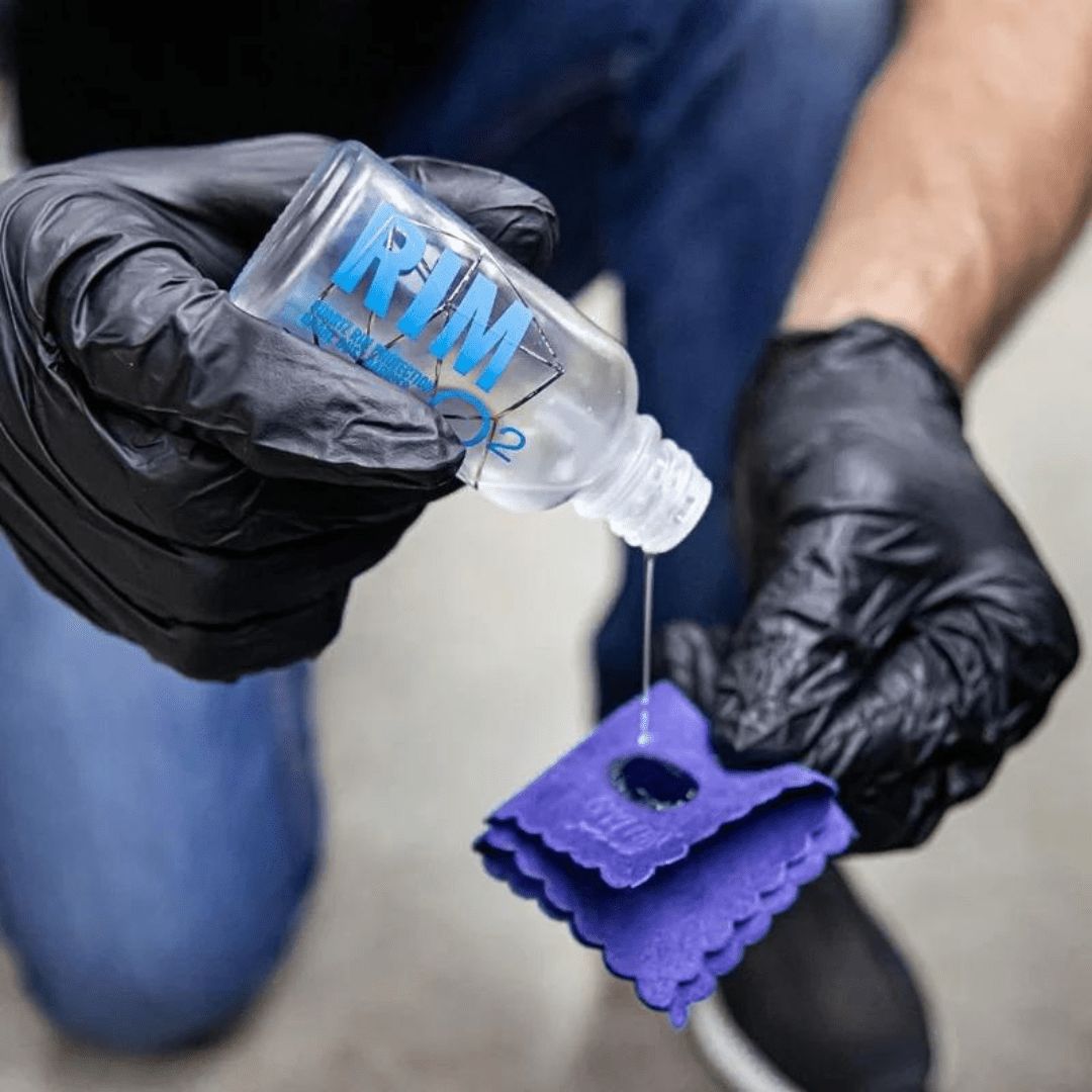 Tropfen der Gyeon Q² Rim Felgenversiegelung auf ein Suede Tuch