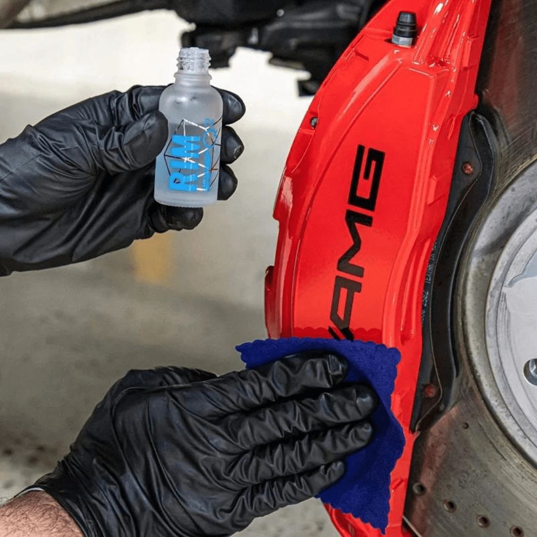 Auftragen der Gyeon Q² Rim Felgenversiegelung auf einen Bremsblock