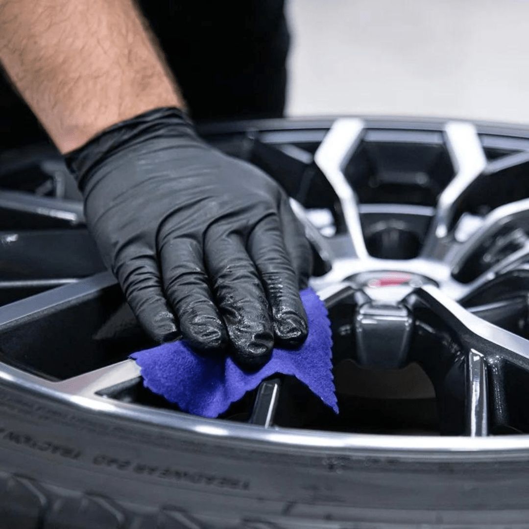 Auftragen der Gyeon Q² Rim Felgenversiegelung auf eine Felge