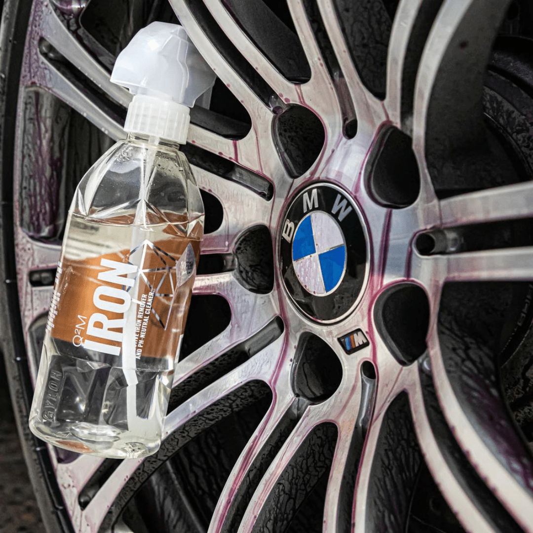 Der Gyeon Q²M Iron Flugrostentferner auf eine Felge aufgetragen