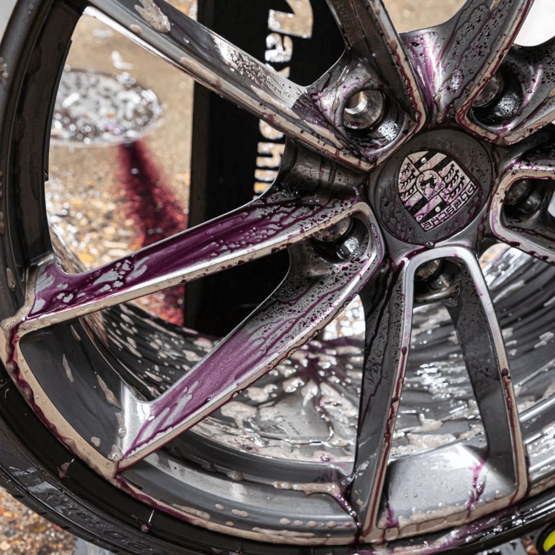 Der Gyeon Q²M Iron Flugrostentferner lila verfärbt auf einer Felge