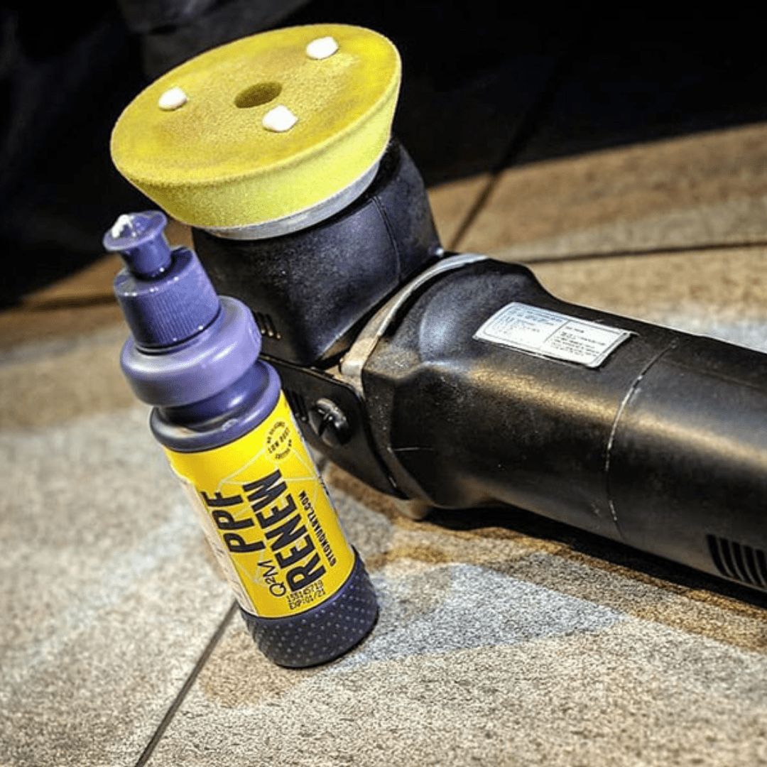 Die Gyeon Q²M PPF Renew Folienpflege aufgetragen auf einem Polierpad auf der Poliermaschine