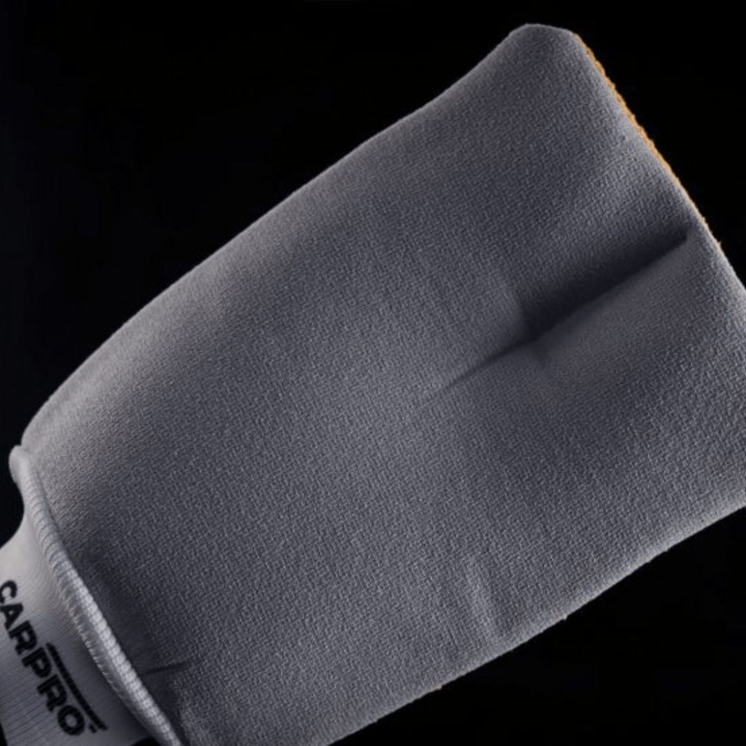 Die Polierstruktur des CarPro GlassMitt Waschhandschuh