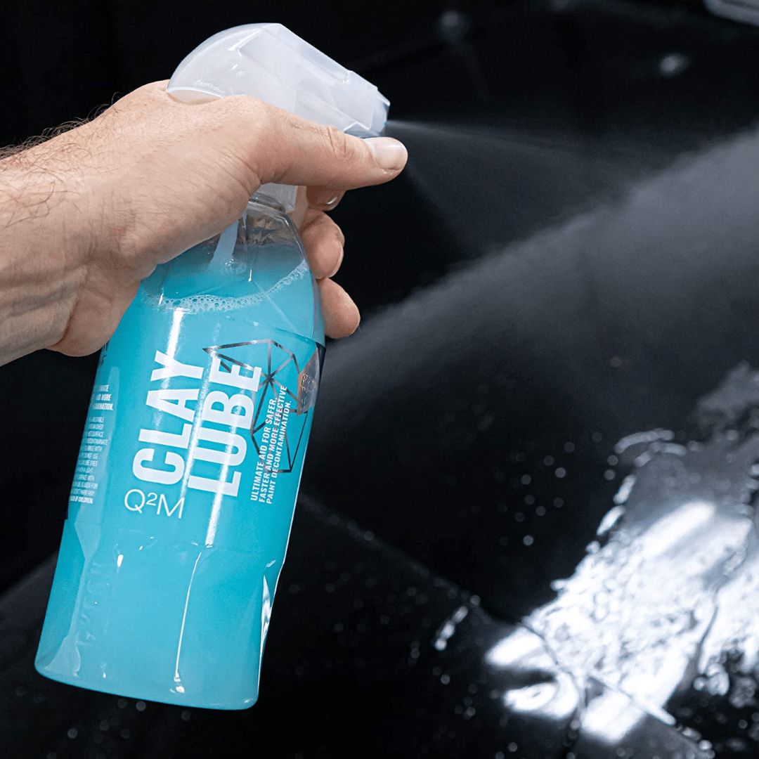 Aufsprühen des Gyeon Q²M Clay Lube Gleitmittel auf eine Karosserie