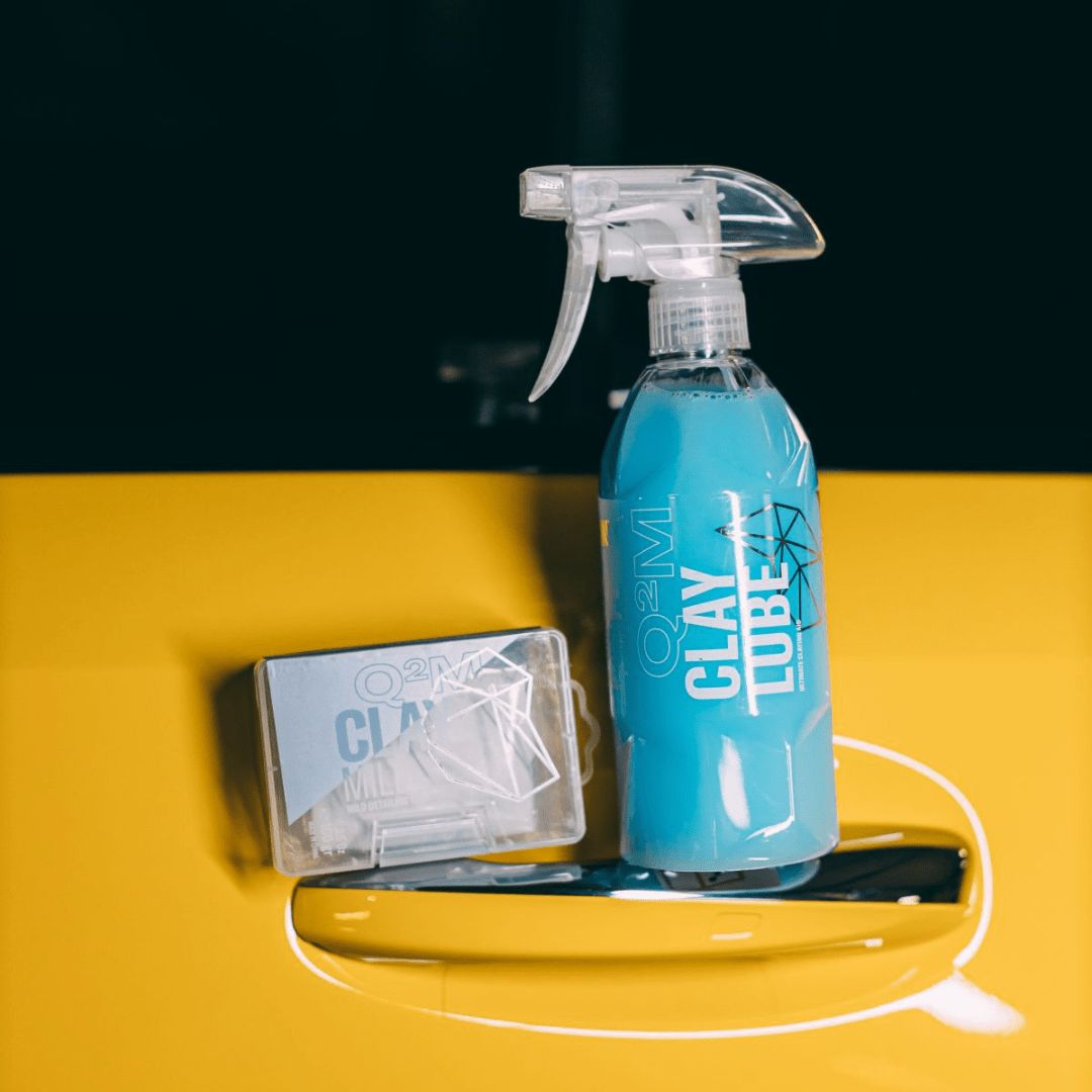 Gyeon Q²M Clay Lube Gleitmittel und Reinigungsknete auf einem Auto