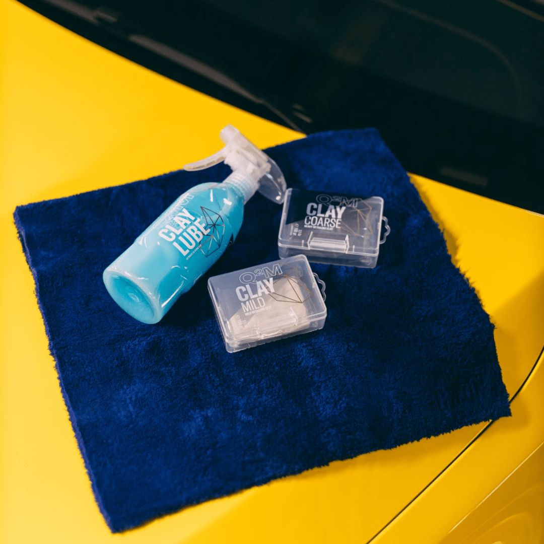 Das Gyeon Q²M Clay Lube Gleitmittel mit Autopflegeprodukten