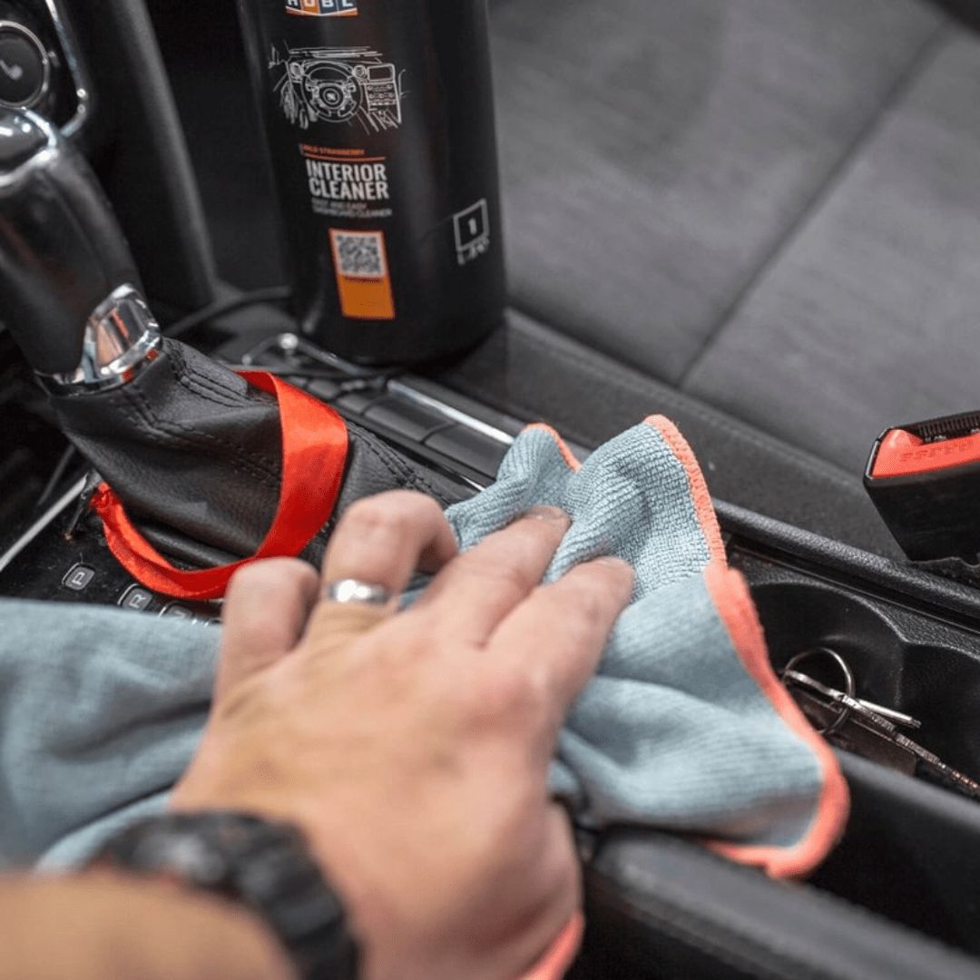 Mikrofasertuch wischt über Cockpit mit ADBL Interior Cleaner Cockpitpflege