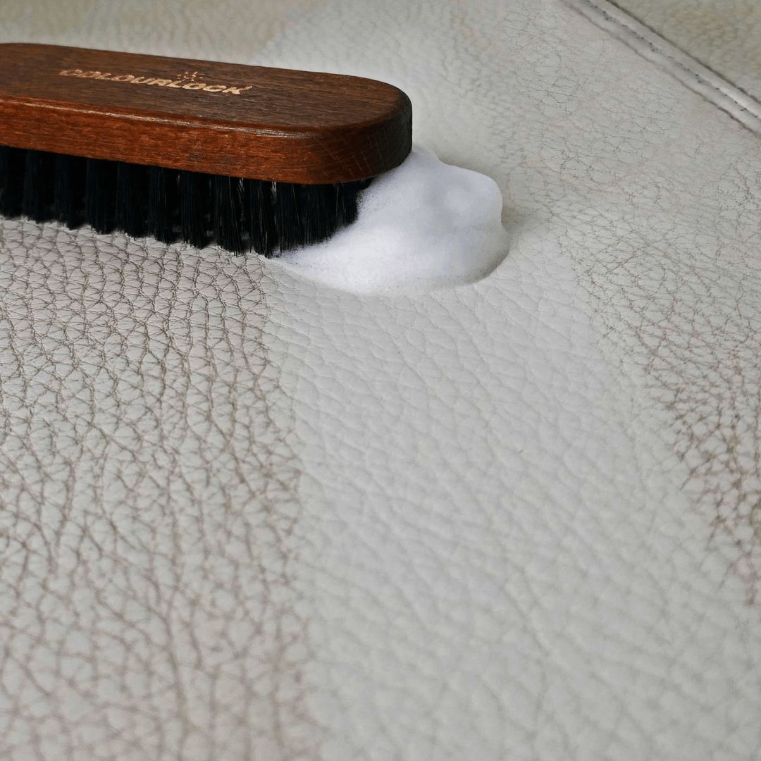 Die Colourlock Leder Reinigungsbürste reinigt weisses Leder