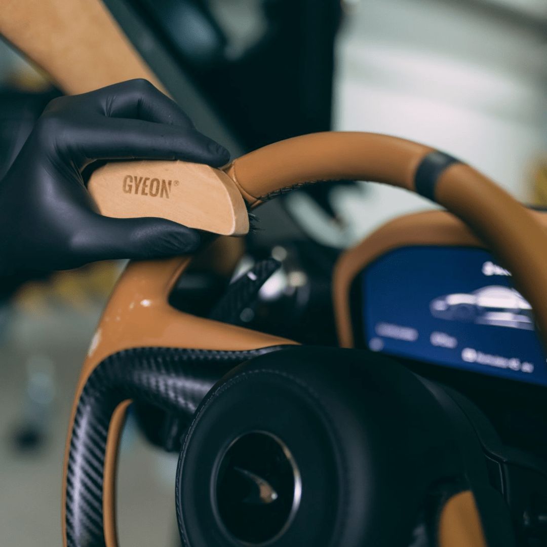 Die Gyeon Q²M Leather Brush Lederbürste angewendet auf einem Lederlenkrad