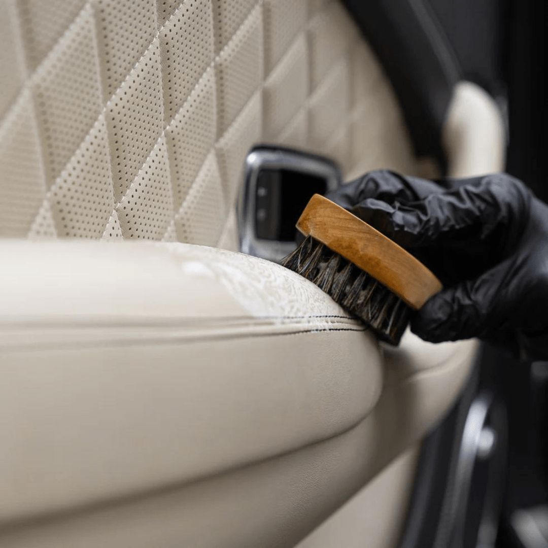 Die Gyeon Q²M Leather Brush Lederbürste angewendet auf einem Lederinterieur