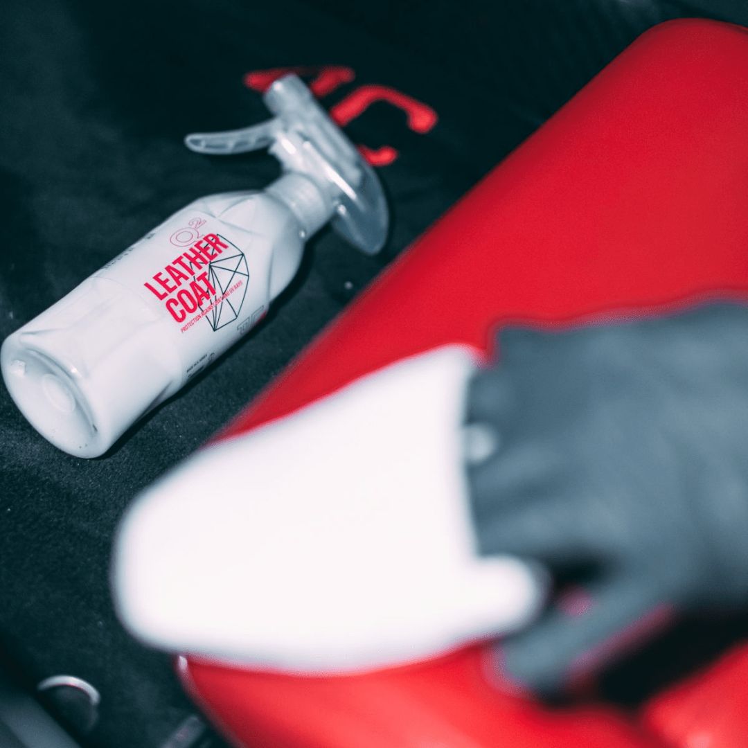 Auftragen der Gyeon Q² Leather Coat Lederversiegelung auf einen Ledersitz