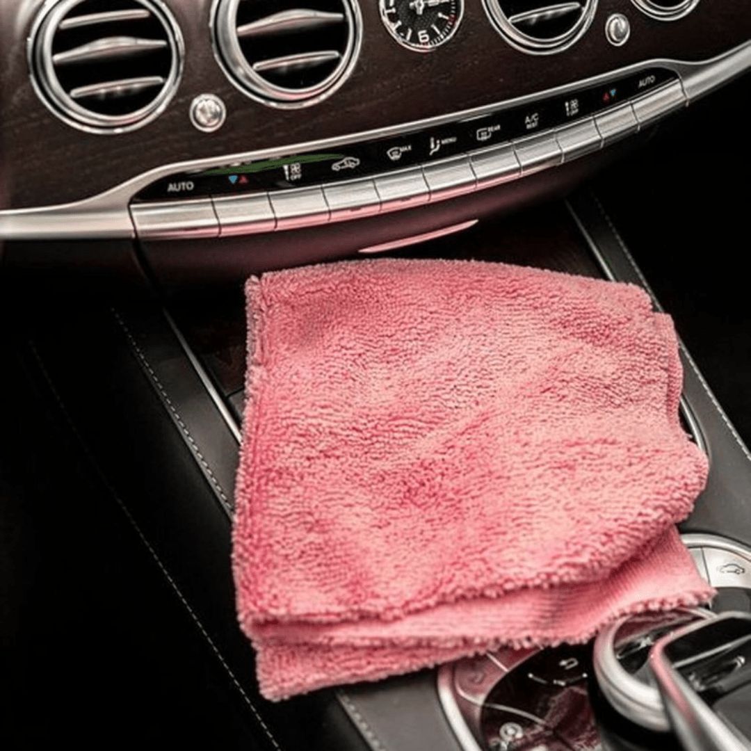 Das ADBL Pinky Pink Mikrofasertuch in einem Cockpit liegend