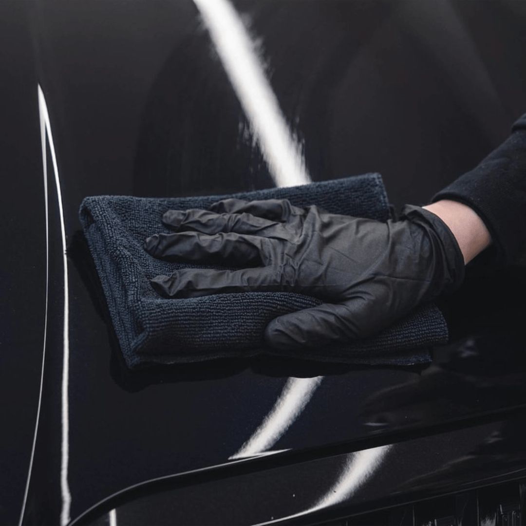 Das ADBL T1 Schwarz Mikrofasertuch gleitet über ein Auto