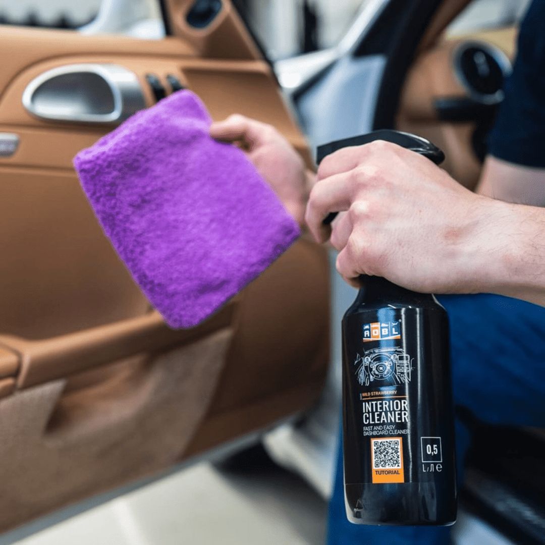 Autopflege wird auf das ADBL T2 Violett Mikrofasertuch aufgesprüht