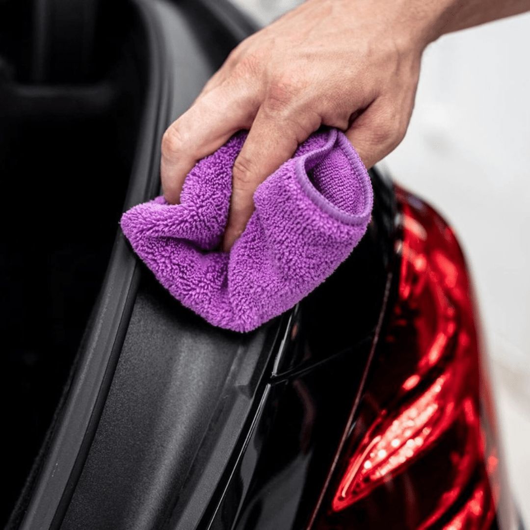 Ein Auto wird mit dem ADBL T2 Violett Mikrofasertuch gereinigt