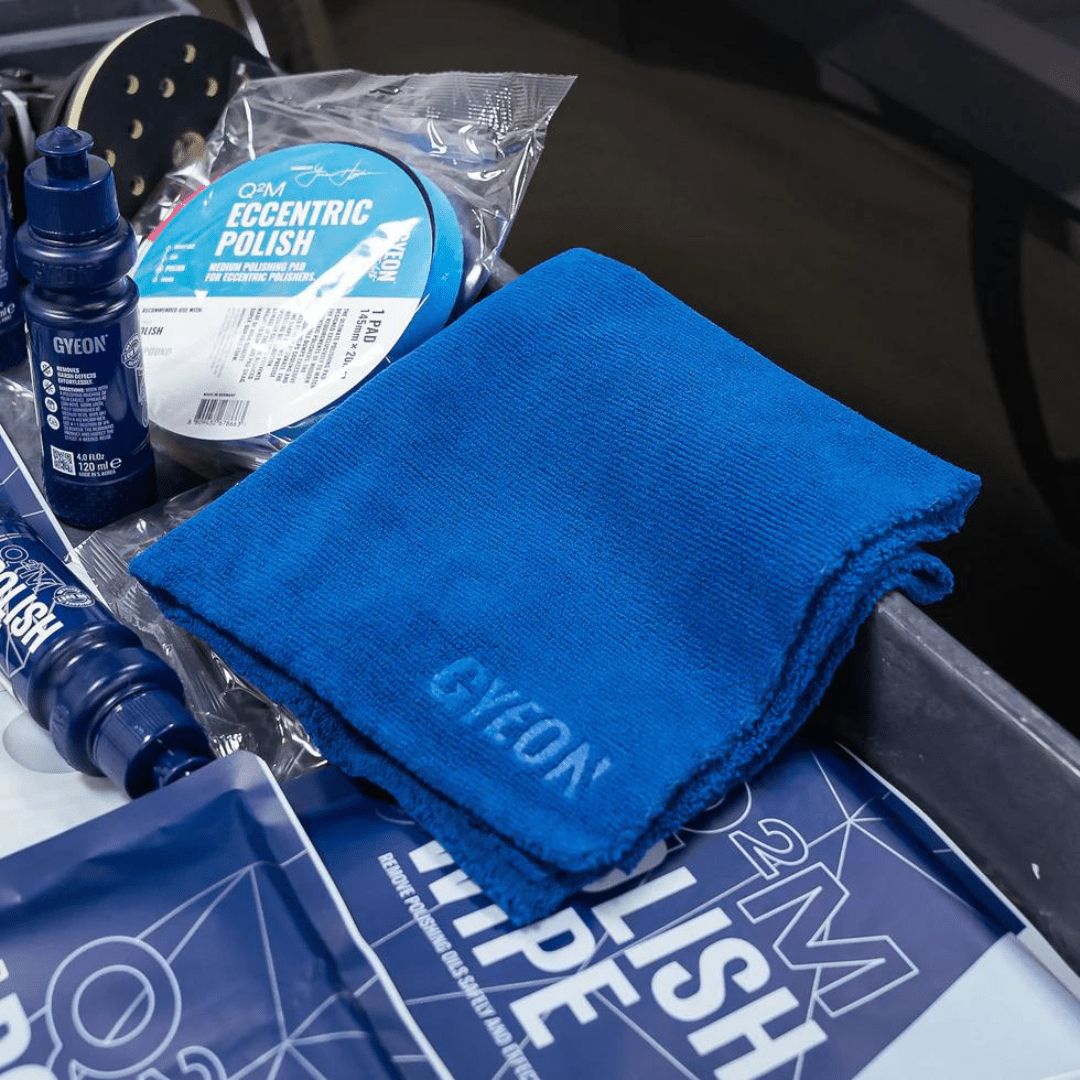 Das Gyeon Q²M Polish Wipe Poliertuch mit anderen Autopflegeprodukten