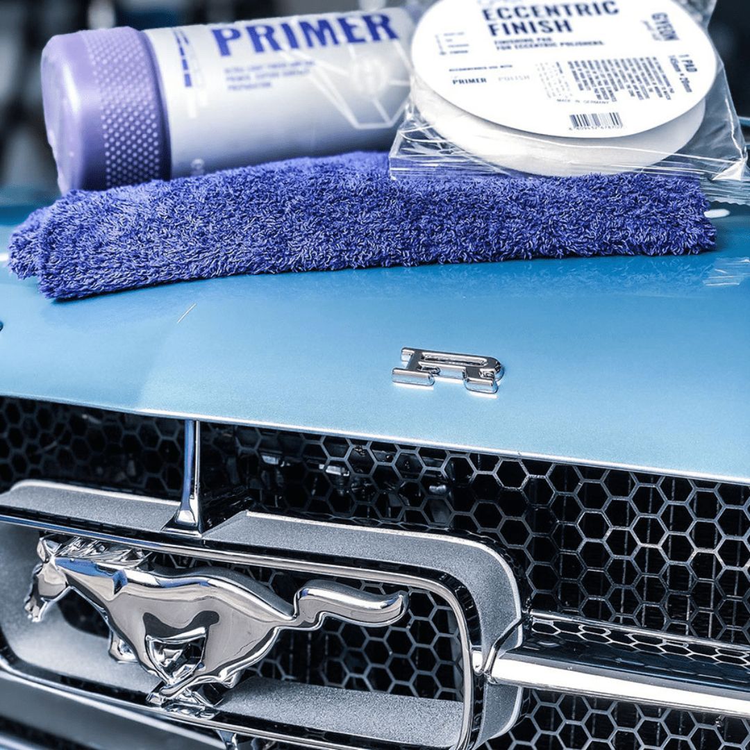 Die Gyeon Q² Primer Politur mit einem Polierpad und Mikrofasertuch auf einem Auto