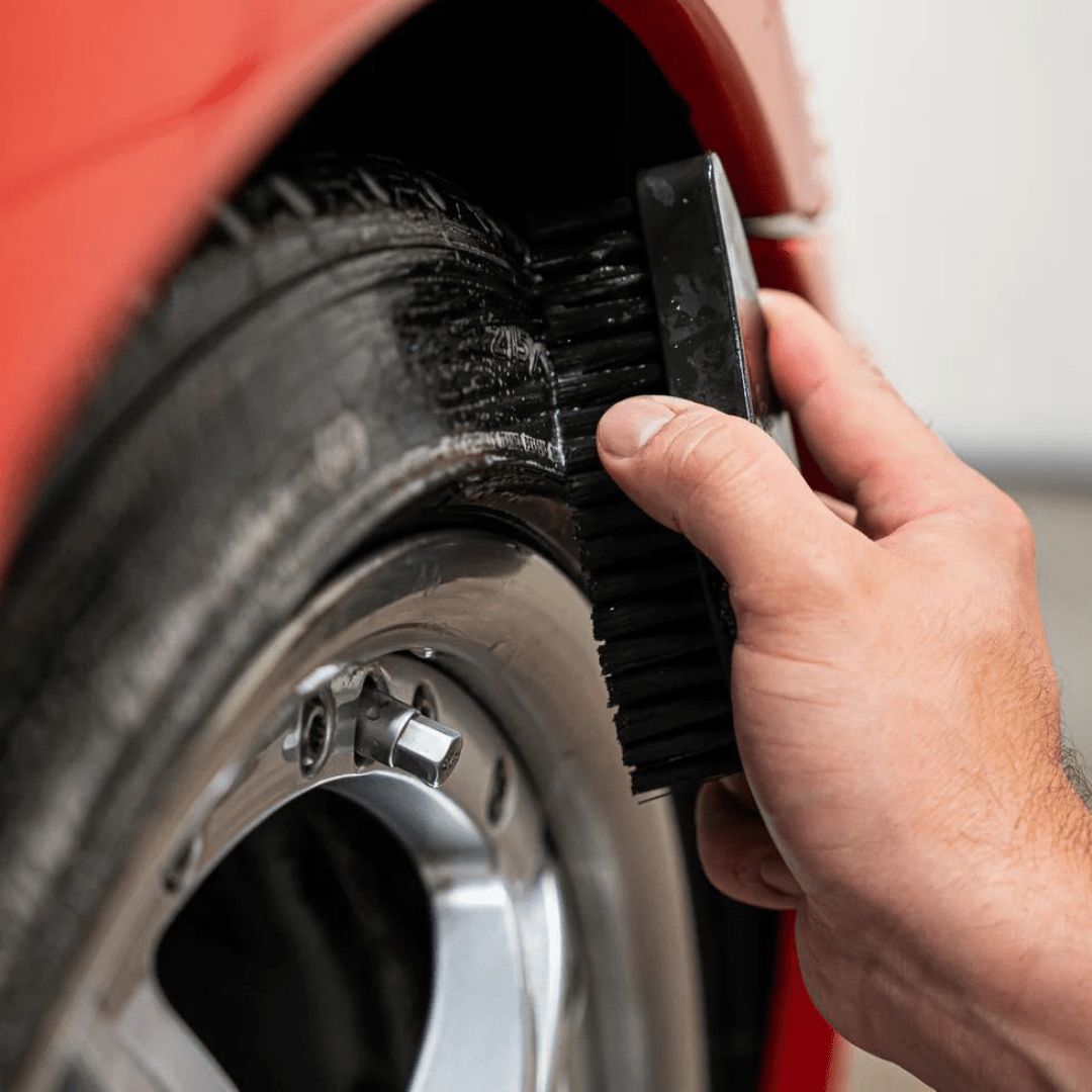 Die Gyeon Q²M Tire Brush Reifenbürste auf einem Reifen