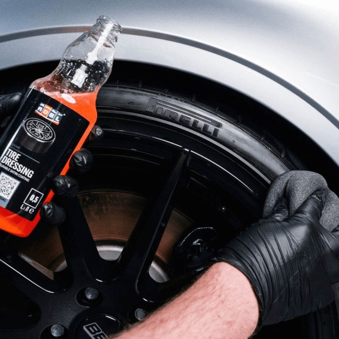 Auftragen von ADBL Tire Dressing Reifenpflege auf einen Autoreifen