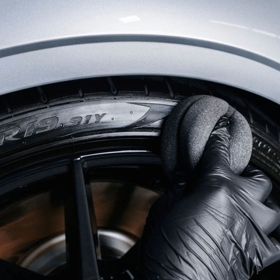 Auftragen von ADBL Tire Dressing Reifenpflege mit einem Applikator auf einen Reifen