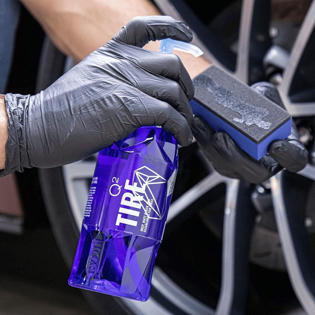 Auftragen der Gyeon Q² Tire Reifenversiegelung auf einen Reifenapplikator