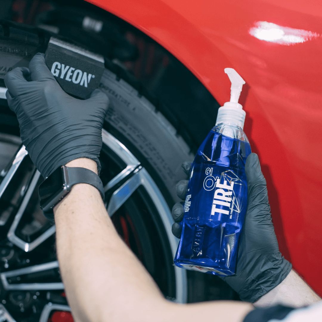 Auftragen der Gyeon Q² Tire Reifenversiegelung auf einen Reifen
