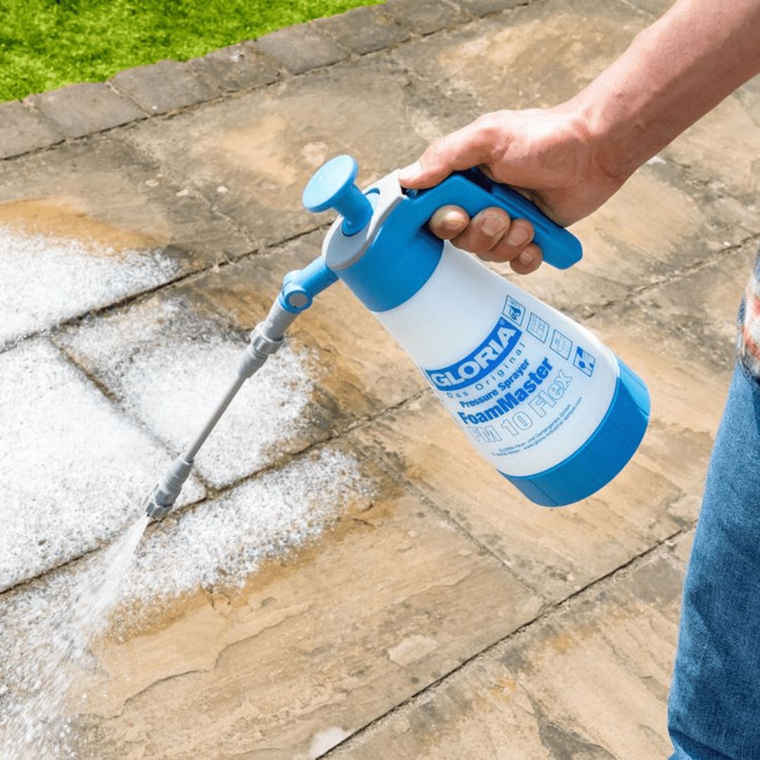 Der Gloria FoamMaster FM10 Flex Schaumsprüher sprüht auf den Boden