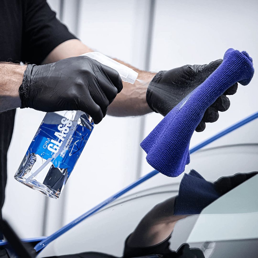 Aufsprühen von Gyeon Q²M Glass Scheibenreiniger auf ein Glastuch