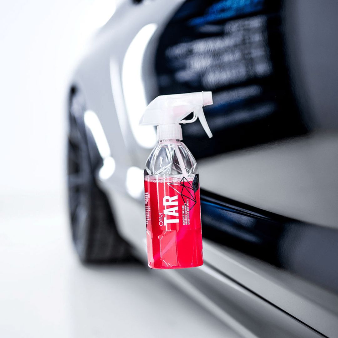 Der Gyeon Q²M Tar Teerentferner schwebend vor einem Auto