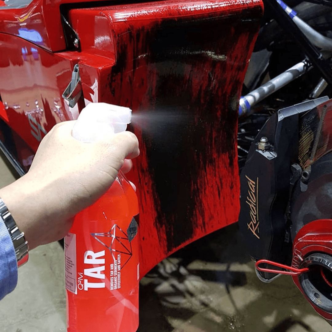 Aufsprühen von Gyeon Q²M Tar Teerentferner auf Bremsstaub auf der Karosserie