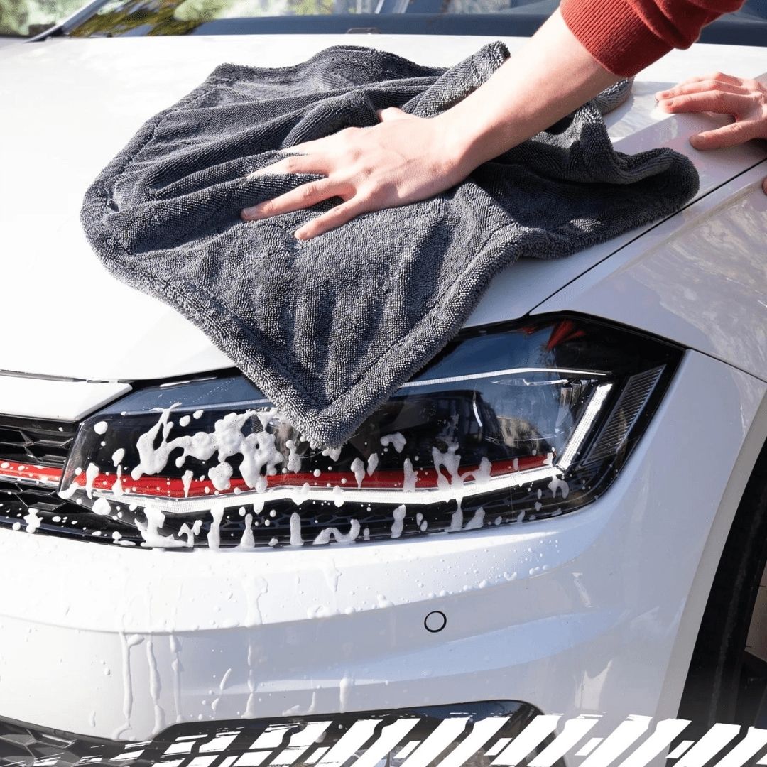 Das AVVO Twisted Premium Trockentuch trocknet ein Auto