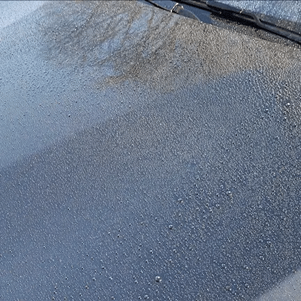 Das AVVO Twisted Premium Trockentuch wird über die Fronthaube gezogen und Wassetropfen verschwinden