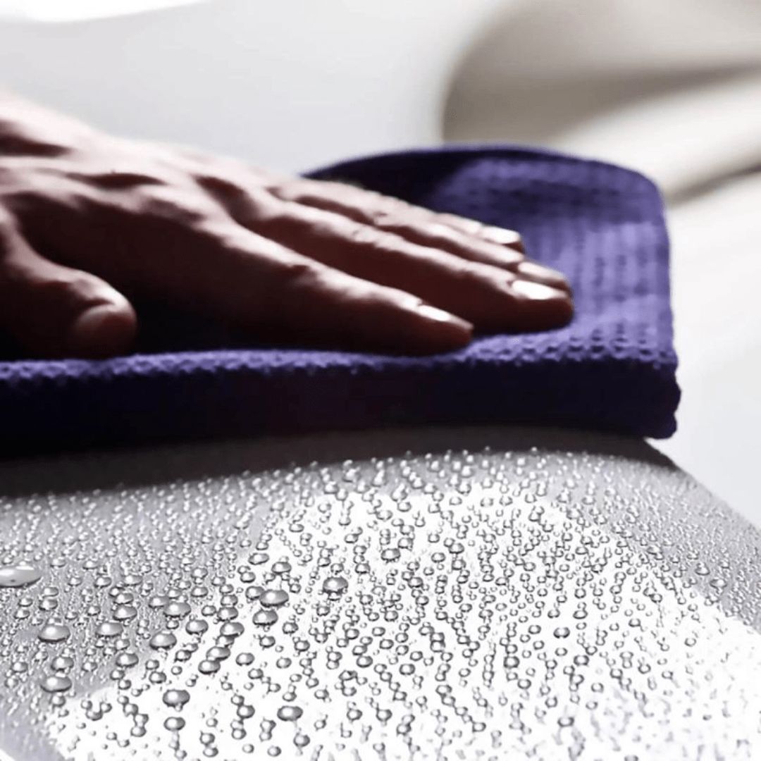 Das Gyeon Q²M Waffle Dryer 40x40 Trockentuch gleitet über eine nasse Karosserie