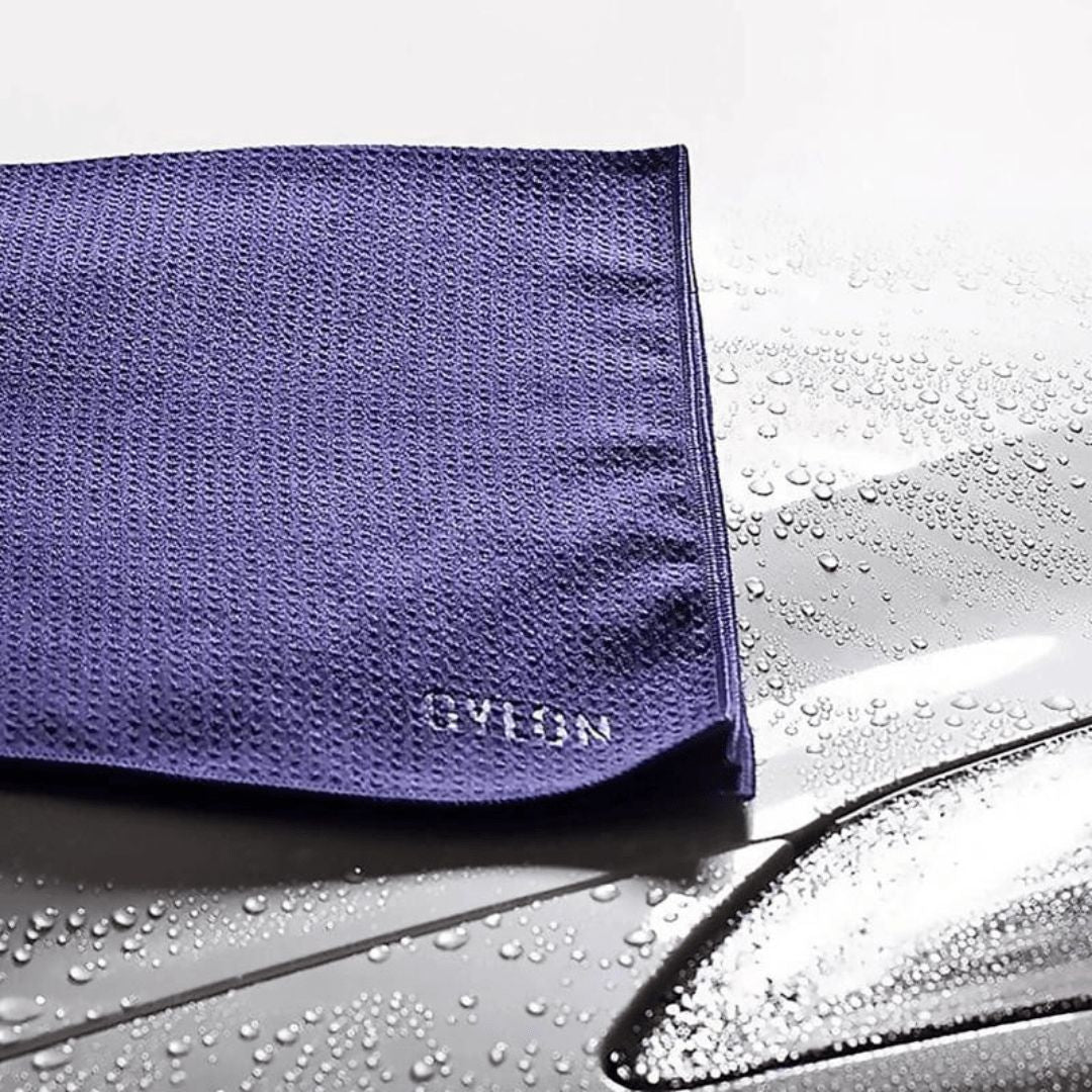 Das Gyeon Q²M Waffle Dryer 40x40 Trockentuch auf einer nassen Karosserie