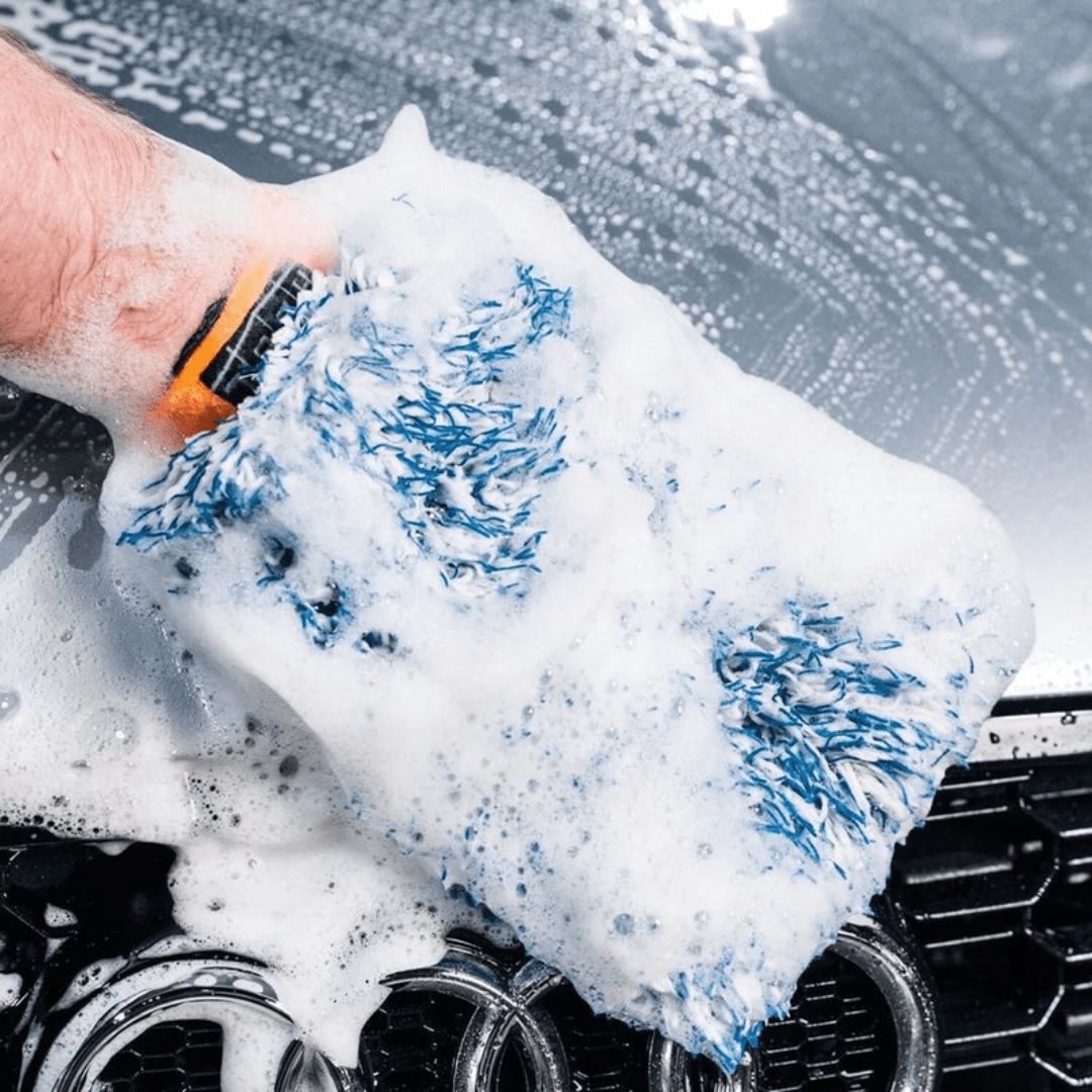 Der ADBL ProMitt Waschhandschuh wäscht ein Auto