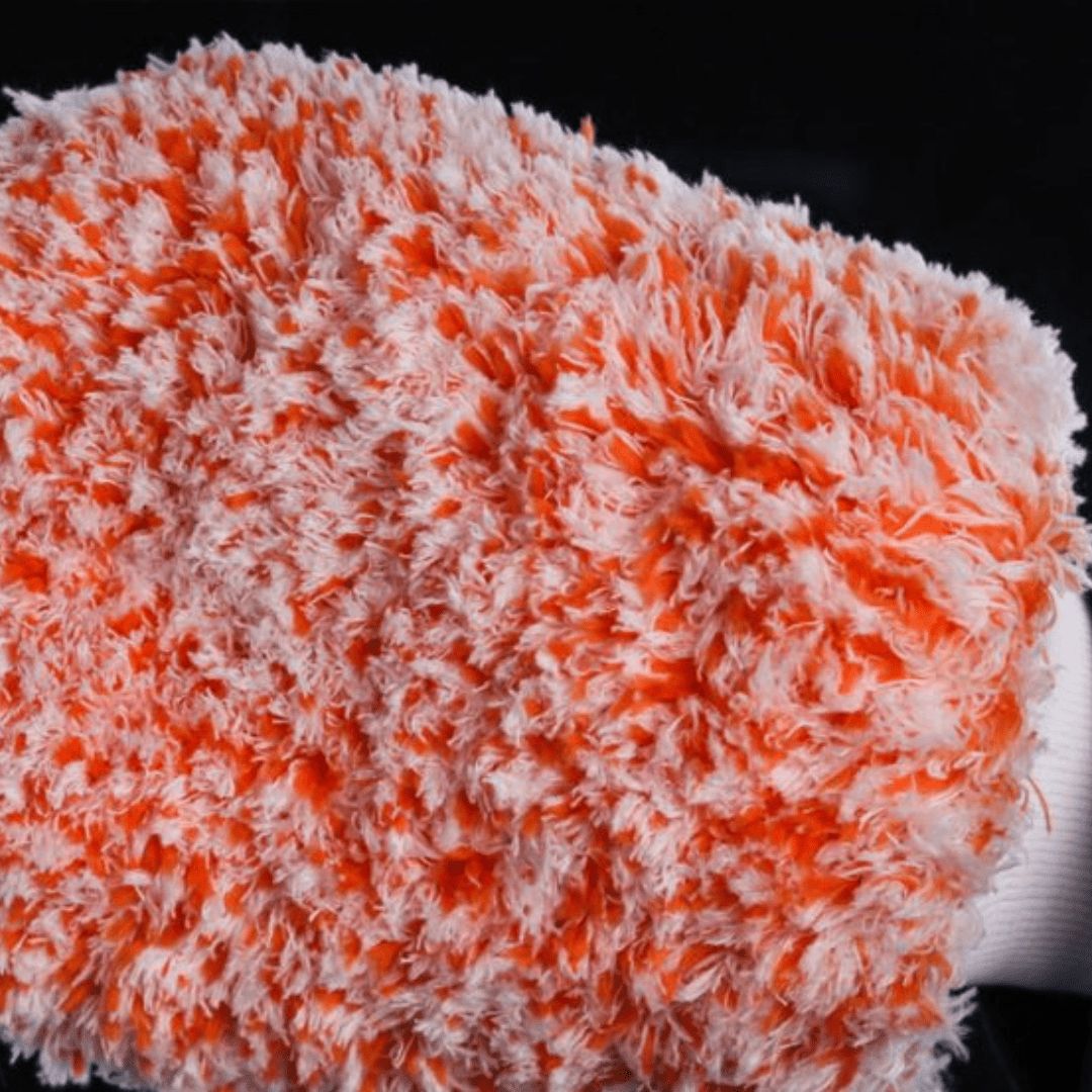 Die Mikrofasern des CarPro WheelsMitt Waschhandschuh