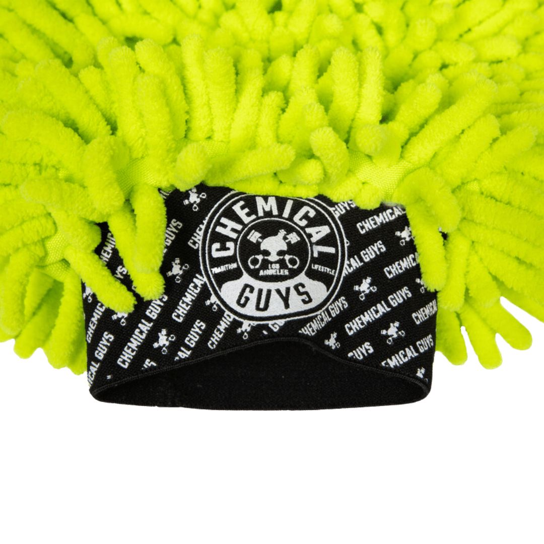 Das Logo am Bund des Chemical Guys Chenille Wash Mitt Waschhandschuh
